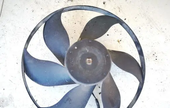Radiator cooling fan shroud