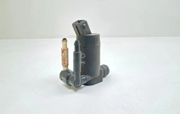 Ford Mondeo Mk III Windscreen/windshield washer pump 1S7117K624FC 123060