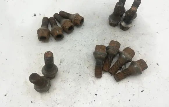 BMW 5 E39 Nuts/bolts NOCODE