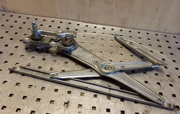 Toyota Yaris Front door manual window regulator 