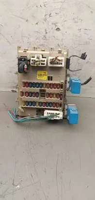 Nissan Almera N16 Fuse module 243505M300 0425012