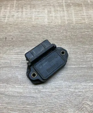 Audi 80 90 S2 B4 Ignition amplifier control unit 211905351