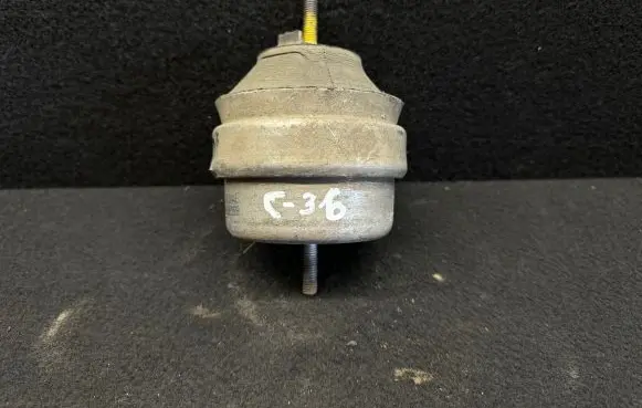 Volkswagen PASSAT B5.5 Engine mount bracket 8D0199379A
