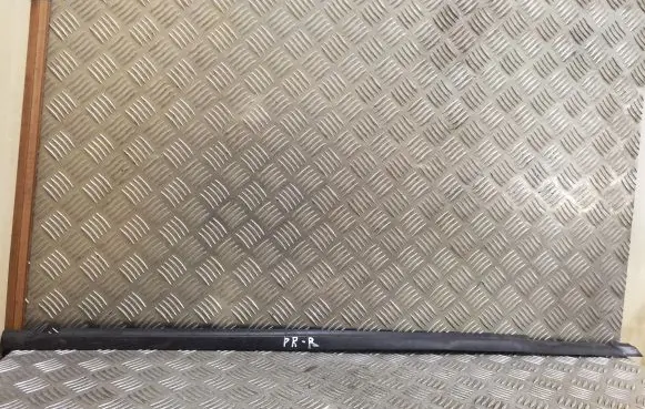 Volkswagen PASSAT B4 Front door glass trim molding