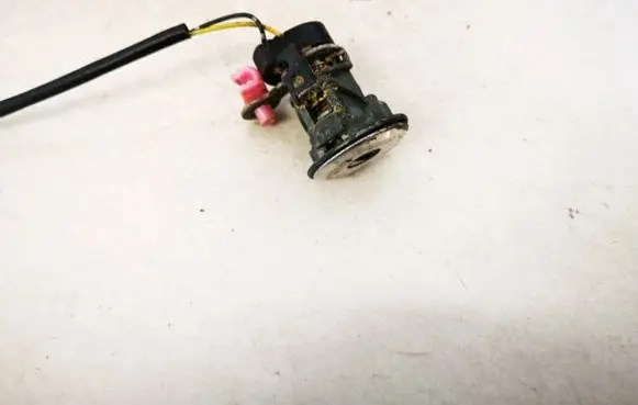 Nissan Primera Front door lock (next to the handle) 