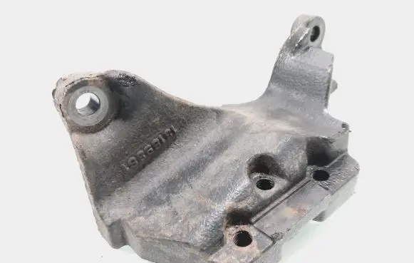 Opel Zafira B Engine mounting bracket 332253673