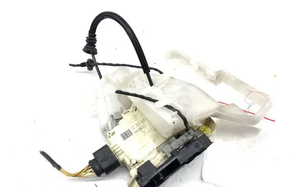 Volkswagen PASSAT B7 Front door lock 3C1837015A