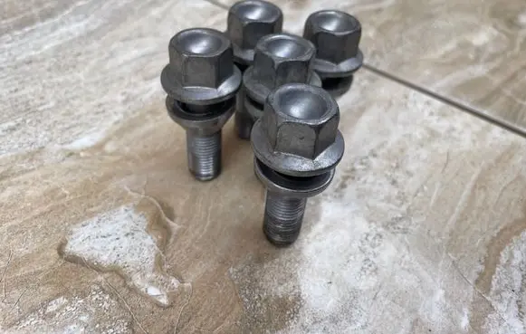 Volvo XC40 Nuts/bolts 