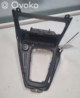 Ford Focus Radio/GPS head unit trim F1EBA044C82AGW