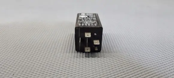 Audi 80 B1 Fuel pump relay 893919082A