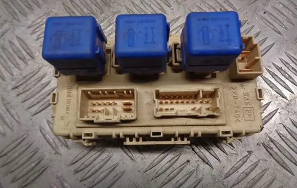 Nissan X-Trail T30 Fuse box cover