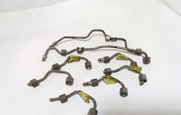 Fuel injector supply line/pipe