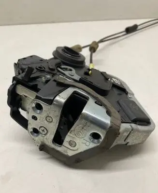 Toyota RAV 4 (XA40) Rear door lock 6H2523