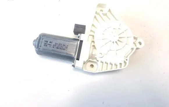 Volkswagen PASSAT B8 Front door window regulator motor 5Q4959802B