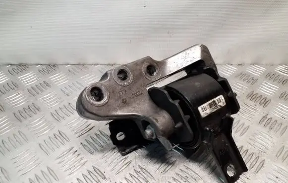 Jeep Patriot Engine mount bracket 