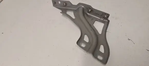 Audi Q3 8U Fender mounting bracket 8U0821136