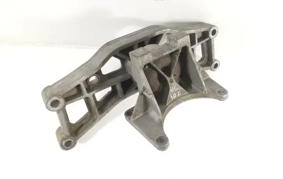 Dodge Challenger Gearbox mounting bracket Unknown