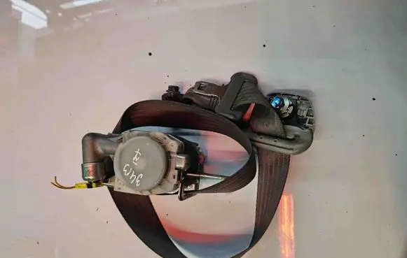 Toyota Hilux (AN10, AN20, AN30) Front seatbelt 0434008 7L8920P