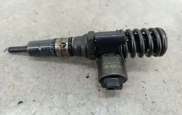 Volkswagen Touran I Fuel injector 03G130073B