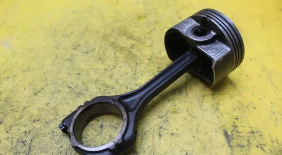 Mitsubishi Outlander Piston with connecting rod 4J11