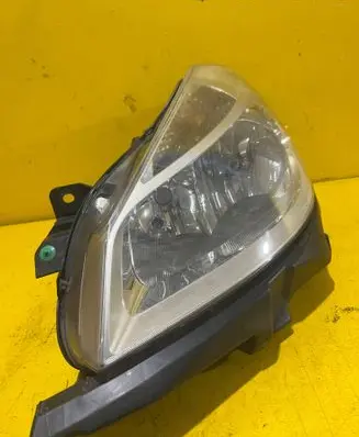Renault Clio III Headlight/headlamp 8200459824