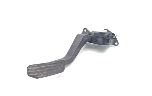 Accelerator throttle pedal