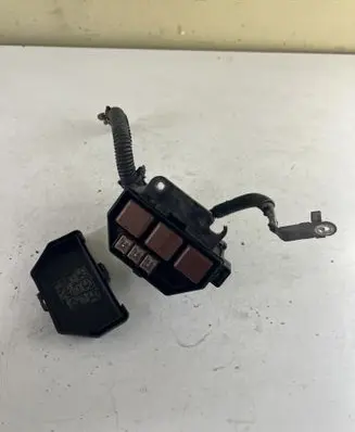 Toyota RAV 4 (XA20) Relay mounting block 8266242140