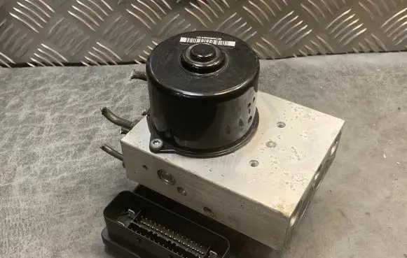 Mercedes-Benz C W203 ABS Pump A0064315112