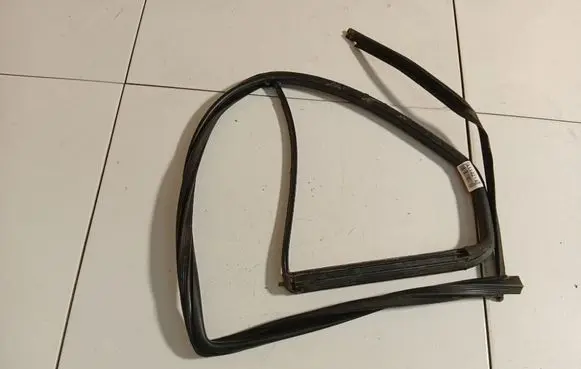 Volkswagen Bora Front door glass trim molding 