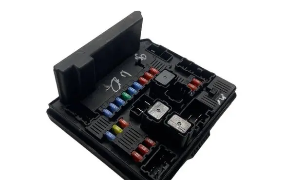Nissan Qashqai Fuse module 519228043 284B7JD000 3280094598