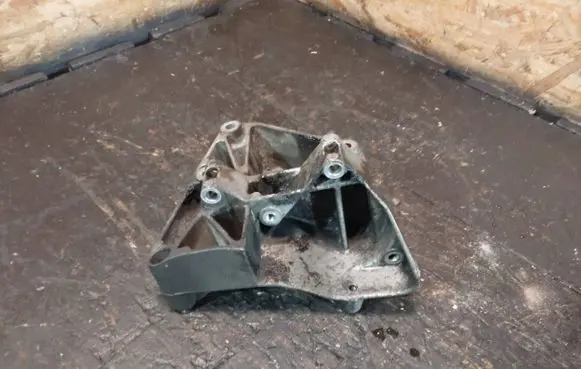 BMW 5 E39 Engine mounting bracket 1432237
