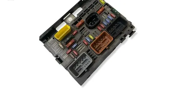 Peugeot 5008 Fuse module 9667044980