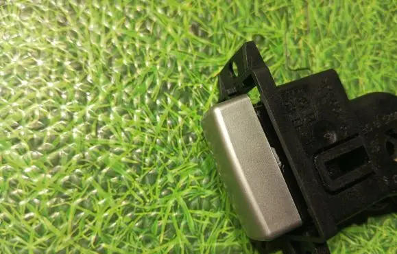 BMW M6 Glove box opening button 8040332