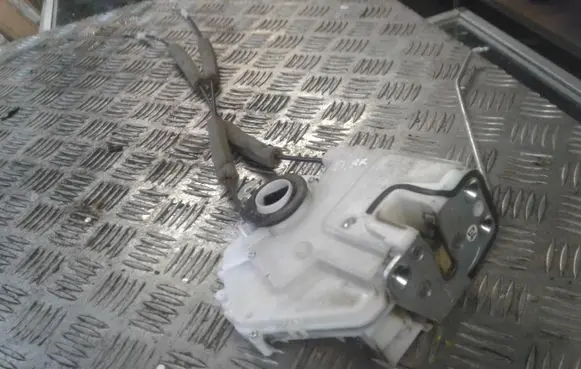 Honda FR-V Front door lock