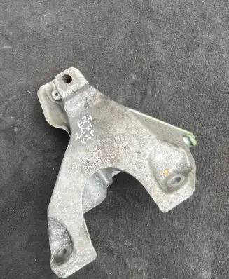 Engine mounting bracket