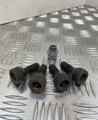 BMW 5 E60 E61 Anti-theft wheel nuts and lock 