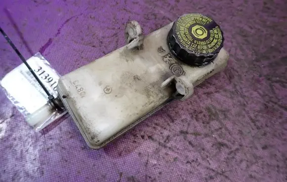 Brake fluid reservoir