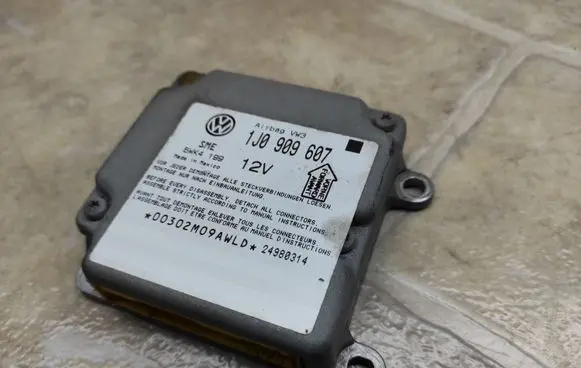 Volkswagen PASSAT B5 Airbag control unit/module 1J0909607 5WK4199