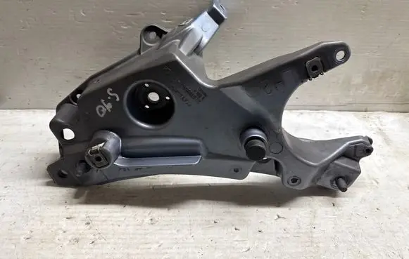 Volvo S90, V90 Fender mounting bracket 31378984
