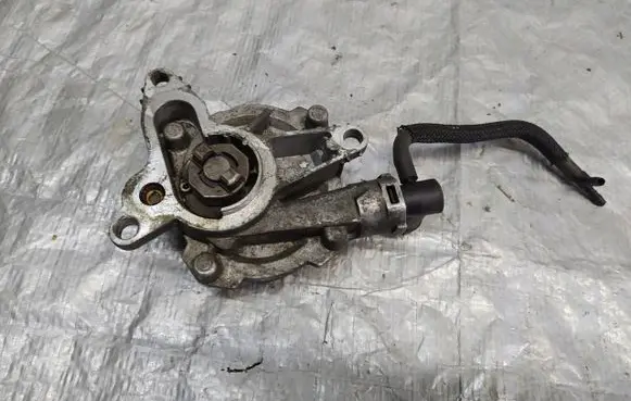 Opel Vivaro Vacuum pump 146502570R