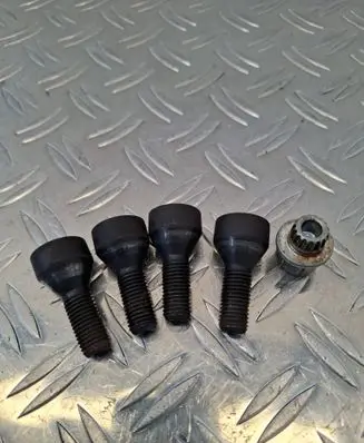 BMW 3 E90 E91 Anti-theft wheel nuts and lock
