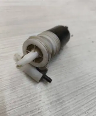 Chrysler Grand Voyager IV Windscreen/windshield washer pump
