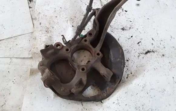 Mitsubishi Pajero Sport I Front wheel hub spindle knuckle NOCODE