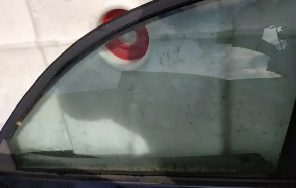 Mitsubishi Carisma Front door window glass four-door