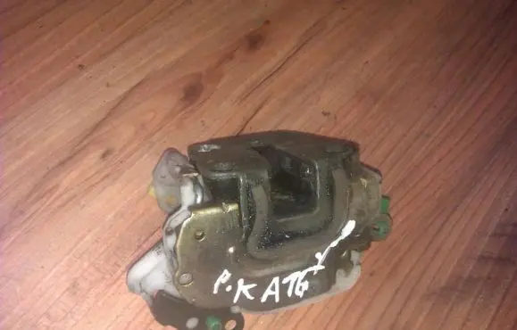 Nissan Sunny Front door lock