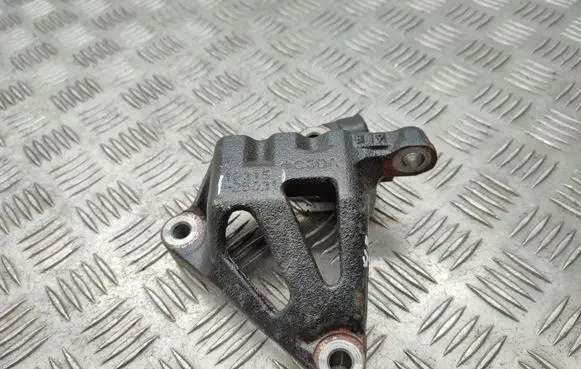 Engine mounting bracket