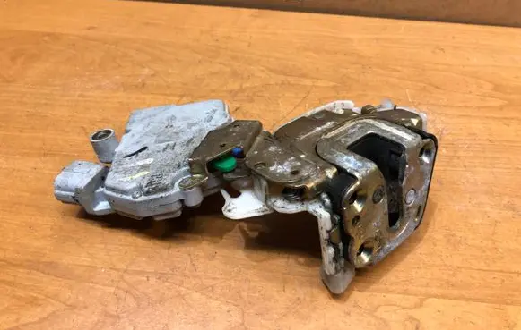 Nissan Terrano Front door lock