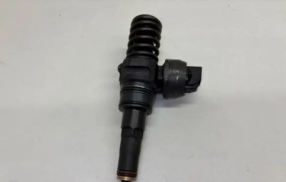 Volkswagen Golf IV Fuel injector 038130073AG