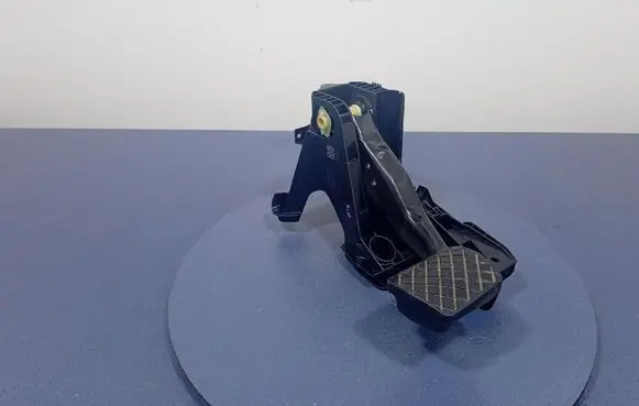 Accelerator throttle pedal
