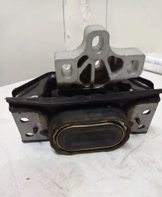 Volkswagen Atlas Engine mount bracket 3QF199555C